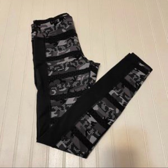 COPY - Nike women’s workout leggings - Picture 2 of 3